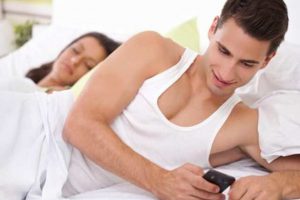 Nên làm gì khi chồng nhắn tin với người yêu cũ?
