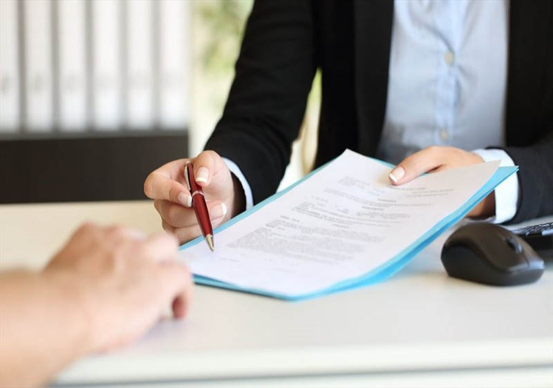 Ký hợp đồng thám tử