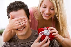 Sinh nhật chồng nên làm gì? 13 Món quà ý nghĩa & ngọt ngào