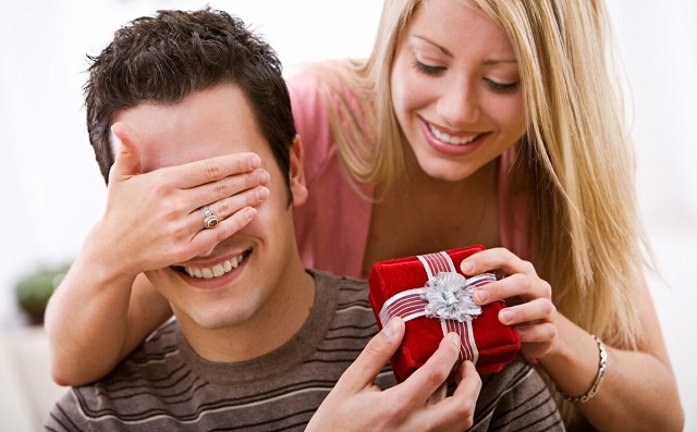 Sinh nhật chồng nên làm gì? 13 Món quà ý nghĩa & ngọt ngào
