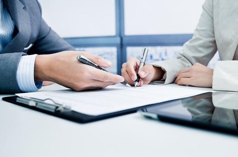 Ký kết hợp đồng thám tử