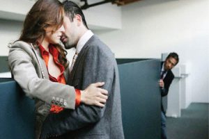 Thuê thám tử theo dõi chồng ngoại tình ngay khi có 5 dấu hiệu này