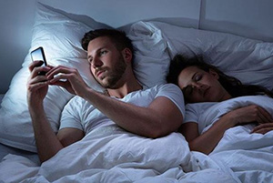 Ngoại tình online là gì? Dấu hiệu, tác hại và cách ứng phó