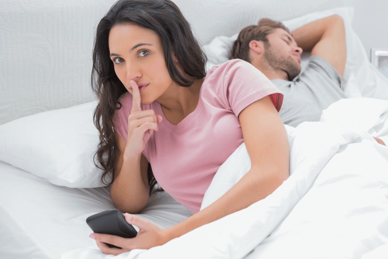 Kiểm soát điện thoại của chồng