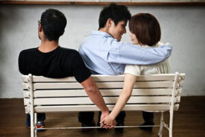 10+ Dấu hiệu phụ nữ ngoại tình dễ nhận biết & Cách xử lý