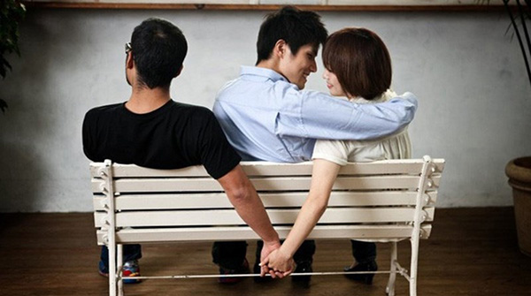 10+ Dấu hiệu phụ nữ ngoại tình dễ nhận biết & Cách xử lý