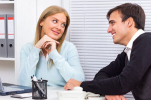 Dấu hiệu người đàn ông có vợ thích bạn & Cách xử lý khéo
